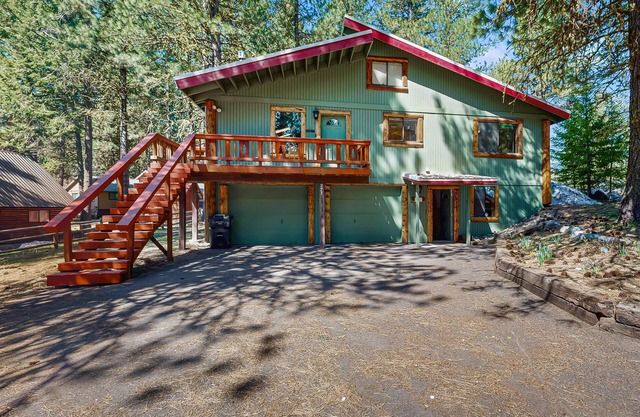 Large private home with wood stove & fireplace - near McCall & lake