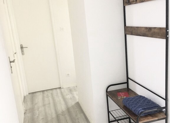 Large renovated T5 near tramway and shops 5 'downtown