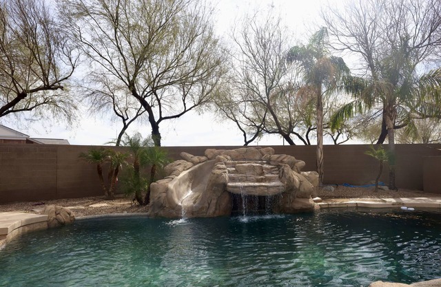 Large Spacious Home Mins from Arizona Athletics Grounds & Gilbert Regional Park.