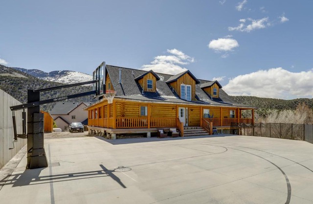 Large Sterling Cabin Less Than 1 Mi to Palisade State Park