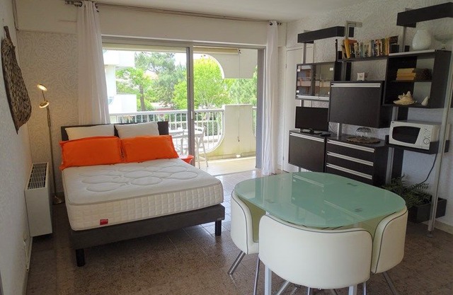 LARGE STUDIO NEAR BEACH AND SHOPS