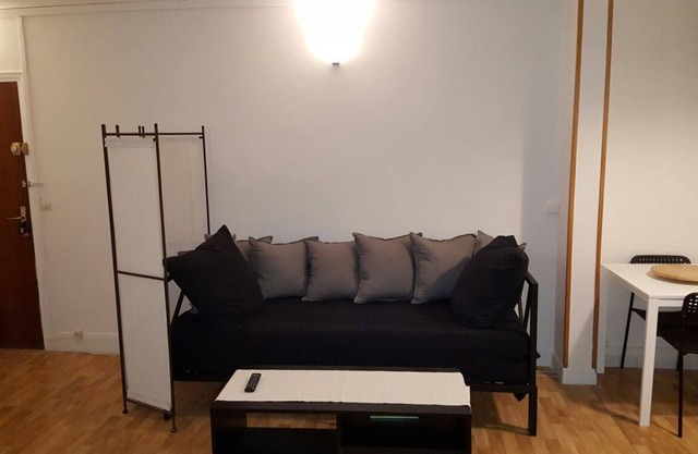 large studio near station / leisure center of St Quentin and Versailles