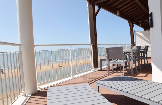 Large terrace, for 12, sublime sea view