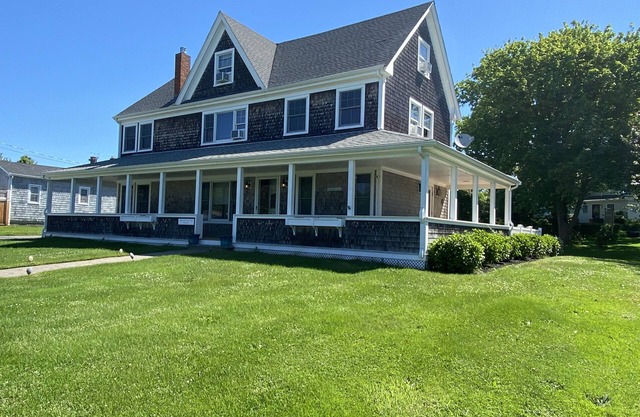 Large Updated Home, Walk To Beach, 6BR, 4BA Sleeps 12