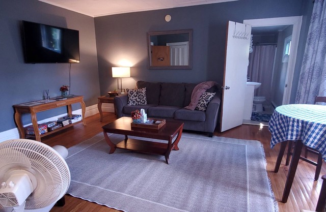 Large Upper 1 bedroom apartment, pet friendly