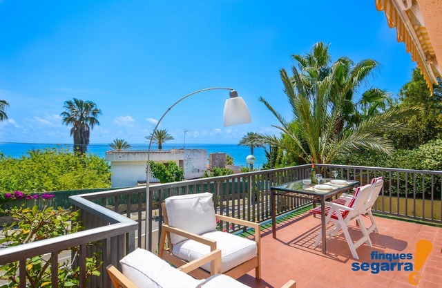 Large villa with barbecue 50m from the beach!