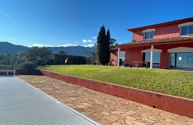 Large villa with swimming pool and beach access (10 min) on foot
