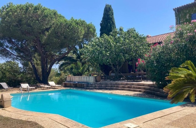 Large villa with pool, 1.5 kms from the beach. 10 people max