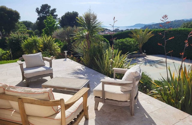 Large villa with sea view and swimming pool Le Pradet close to beaches and walks