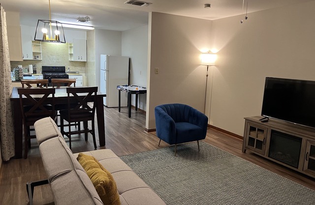 Large Woodlawn Lake 1BR within walking distance to lake