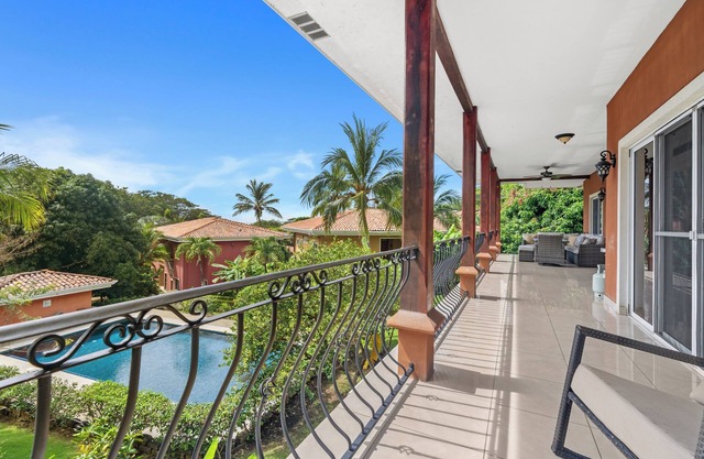 Las Brisas Condo Pool View 3 Min Walk to the Beach!