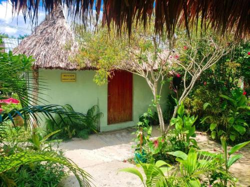 Las Palmas - Basic Cabin Near Lagoon