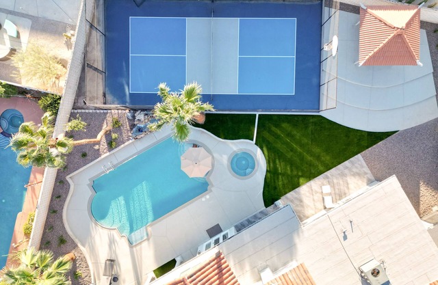 Las Vegas Large Home 6bed/5bath w/Pickeball/Pool/Golf/Basketball/VolleyBall !