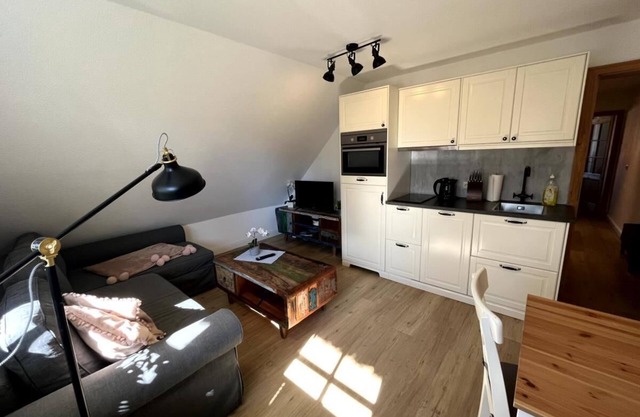 Lasse - apartment on the upper floor, thatched roof, terrace in the garden, pets allowed, WLAN, close to the forest, Baltic Sea 6km away