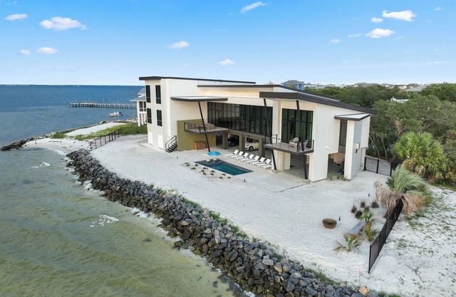 LAST MINUTE CANCELLATION! Luxury Waterfront 6/6.5 Home with Private Pool!