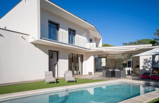 Last Minute Discount! Design Villa with pool & A/C