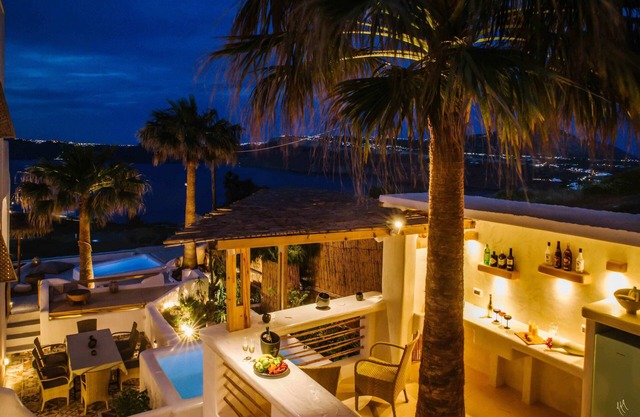 Lavish 5 BR Villa With Refreshing Pool And Jacuzzi
