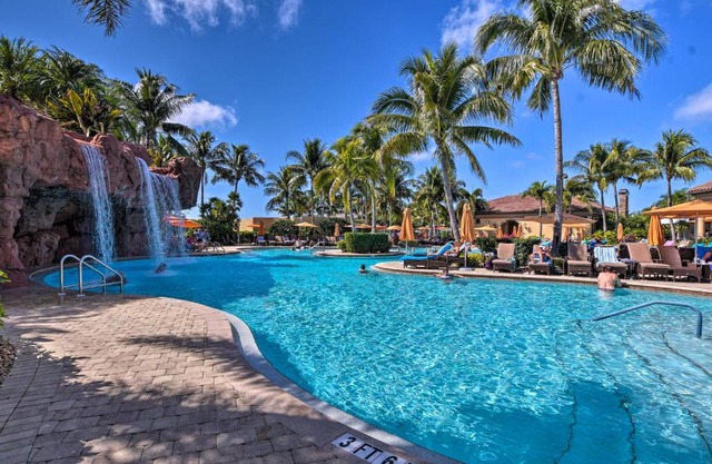 Lavish Naples Resort Villa Private Pool and Hot Tub