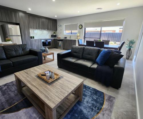 Lbarza Elegant Family 3BR Townhouse close to shopping centre Kialla