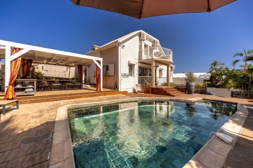 Le Badamier Blanc villa familiale 5 étoiles piscine chauffée 13 personnes