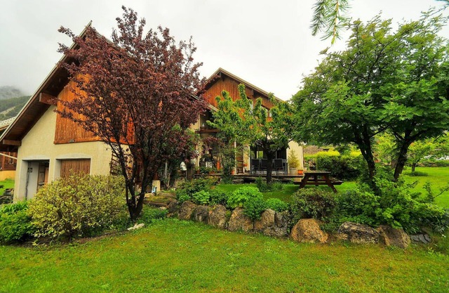 Pied Des Thûres Host Moments 