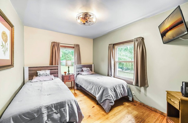 ~Leafy Lodge Sleeps 8 Country Hideaway~