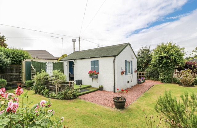 LEARIG LODGE, romantic, country holiday cottage in Girvan