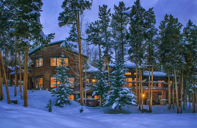 Leaves are changing! Great layout and space. SkiIn&Out/Views/HotTub/Billiards.