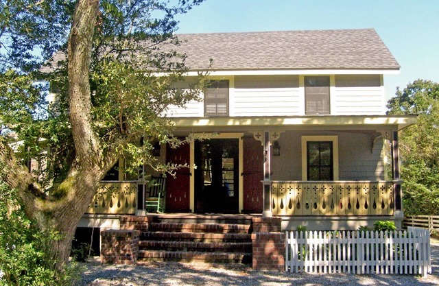Lela's: Located on historic Howard St. Large Porch.
