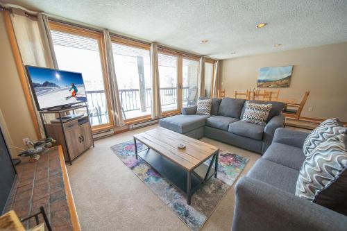 Lenawee 1738 by SummitCove Lodging