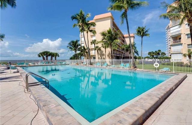 Leonardo Arms 207, Gulf Front Condo, 1 Bedroom, Heated Pool, WiFi, Sleeps 4