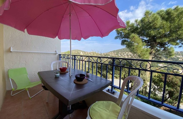 Les Issambres: Studio cabin for 4, AC, pool, parking