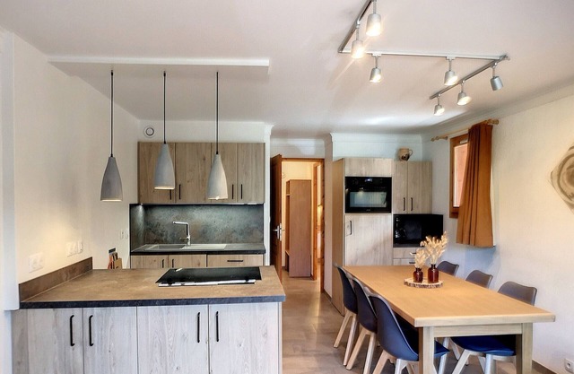 Les Menuires: Beautiful 3P, 2 Bdr, 6 Pers, Ski-In/Ski-Out, South Balcony, Parking, 4 Gold Flakes