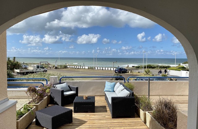 LES SABLES D'OLONNES APARTMENT 4 people with terrace and real sea view