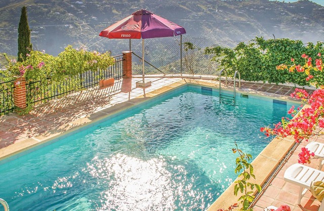 Less than 10 minutes walk from Corumbela, the vacation home is located in the mountain slopes next t