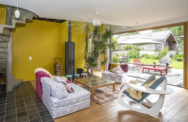 Less than 3 minutes walk from a pretty family beach, car-free!