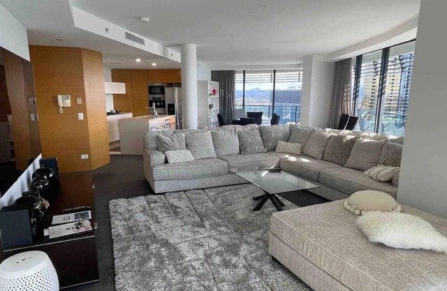 Level 31- 4 Bed Broady Lux Oracle Sub pent sleep 9 + child