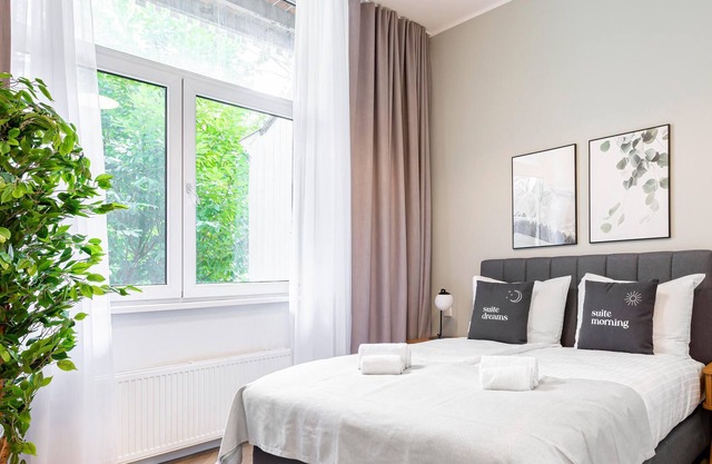 limehome Amsterdam Hemonystraat | Queen Room