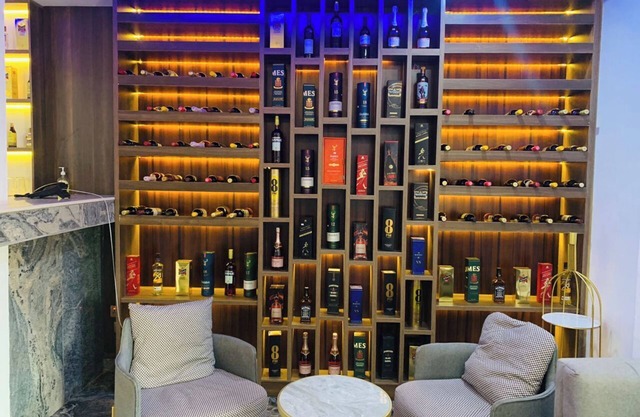 LINTOC HOTEL & SUITES LTD