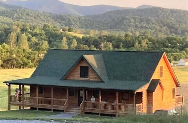 Little Bears Cabin - 5 Br/3 Fireplaces - Spend Spring in the Shenandoah Valley