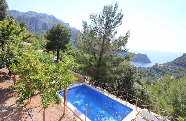 Little house in Cala Tuent with views of the sea and mountains. Private pool and free WIFI.