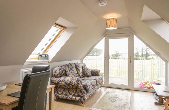 LITTLE LOCHLAIR, pet friendly, character holiday cottage in Forfar