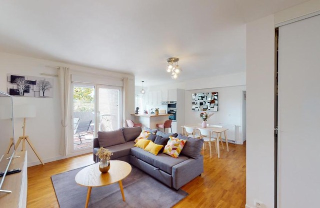 Live Like a Local Stylish 2BR with Balcony & Parking