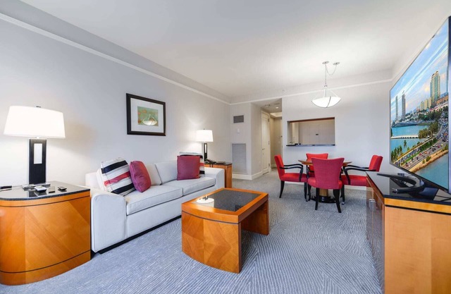 Live the Miami Experience in an Exclusive Condo 4S