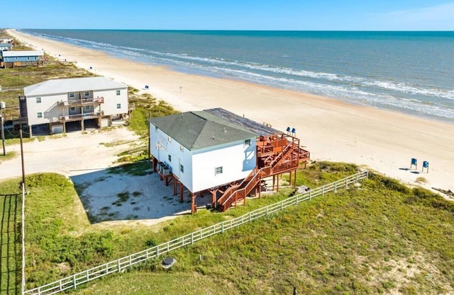 Livin' The Dream Beachfront & Center!