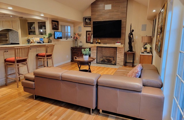 Local Cheerful 4 Bedroom home with outdoor dining