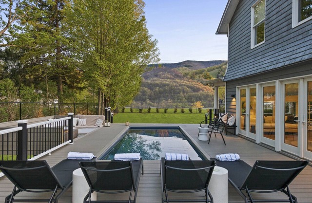 Located in the heart of Hunter, w/direct views of the slopes, walking.