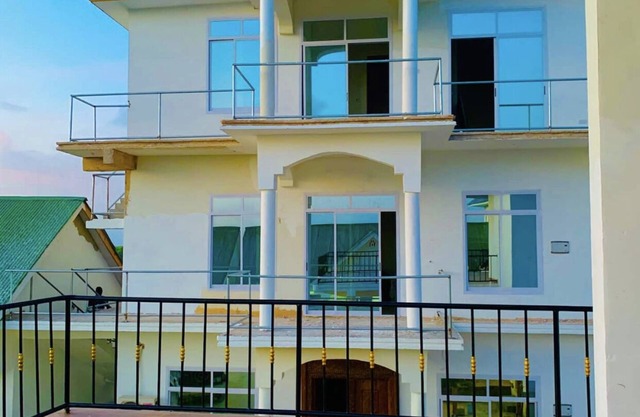 Located on the Jambiani Main Road, Sunrise Villa is 3 minutes walk to the Beach.