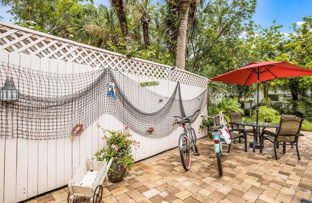 Location 1 Bdrm Cottage 1 Block from Beach and 2 Blocks from Siesta Village