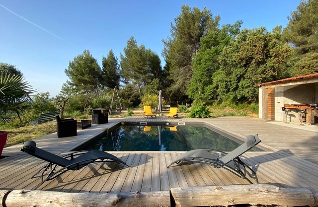 Location de Vacances Avec Piscine Jardin et vue sur les Alpilles